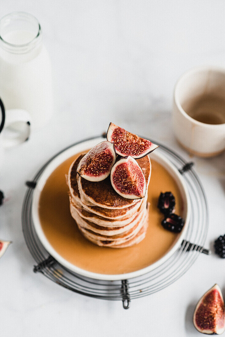 Glutenfreie Pancakes mit Feigen, Brombeeren und Ahornsirup