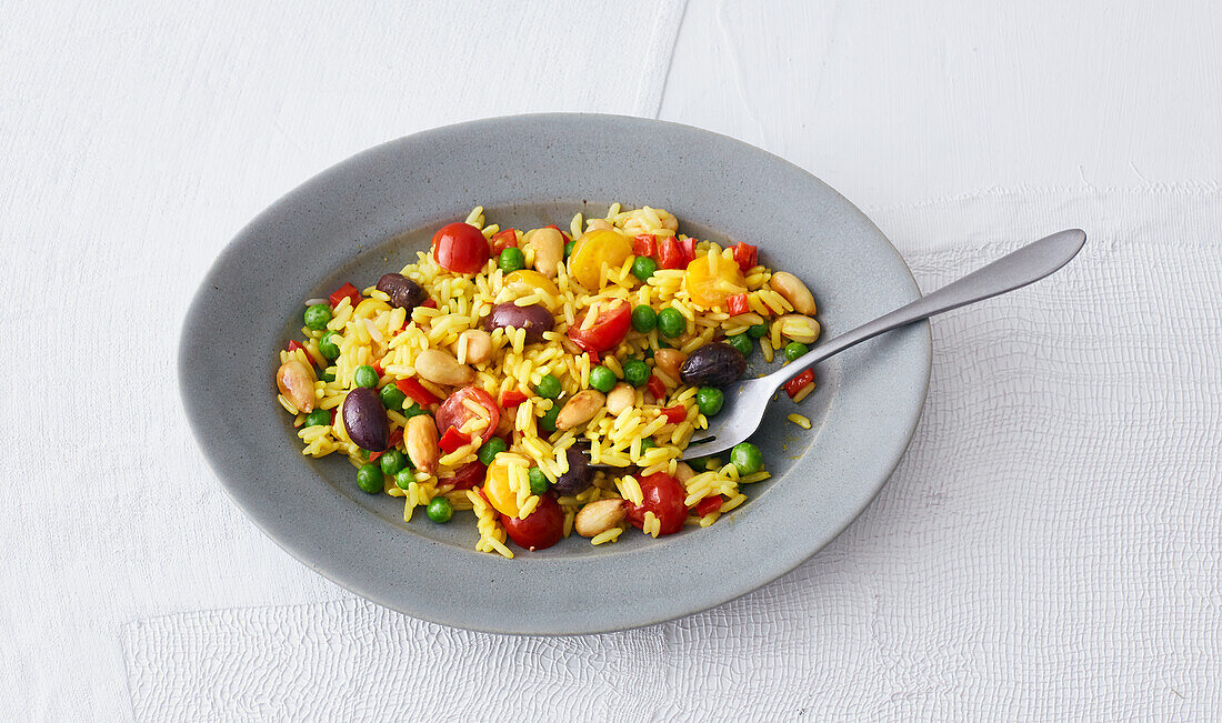 Quick and easy vegetable paella for vegans