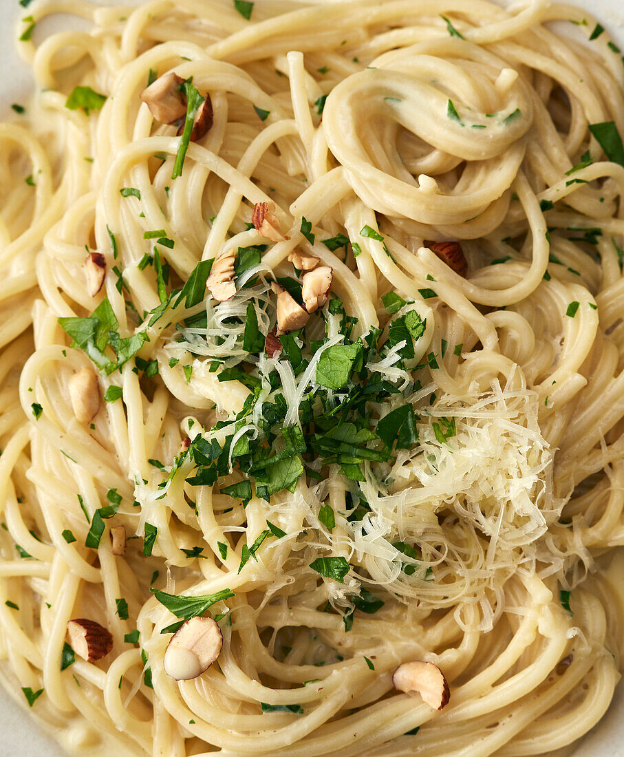 Vegetarian pasta alla carbonara (close up)