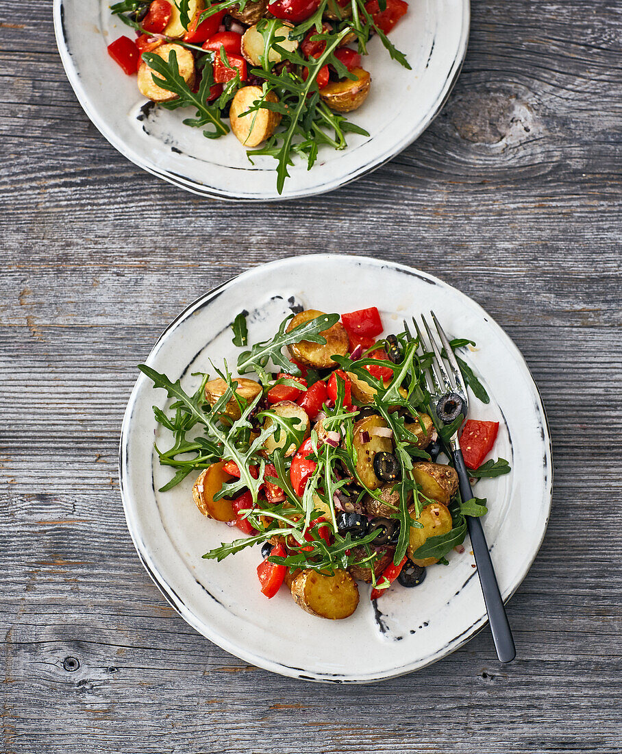 Backkartoffelsalat mit Rucola und Oliven