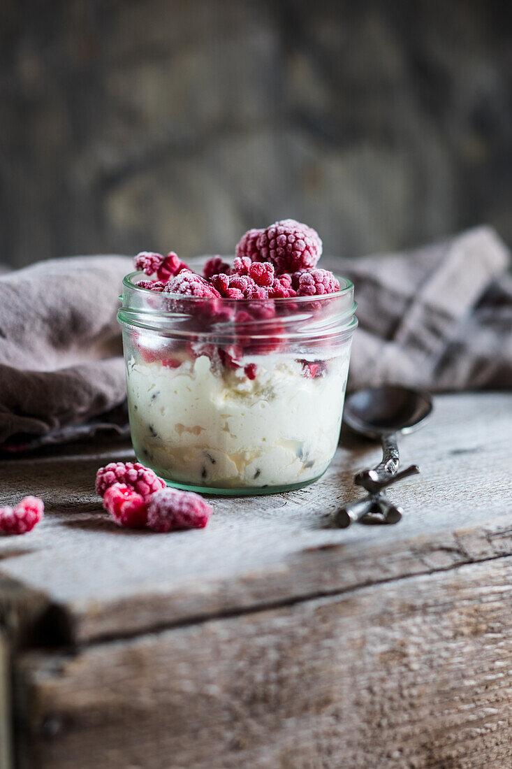 Sahne-Parfait mit gefrorenen Himbeeren