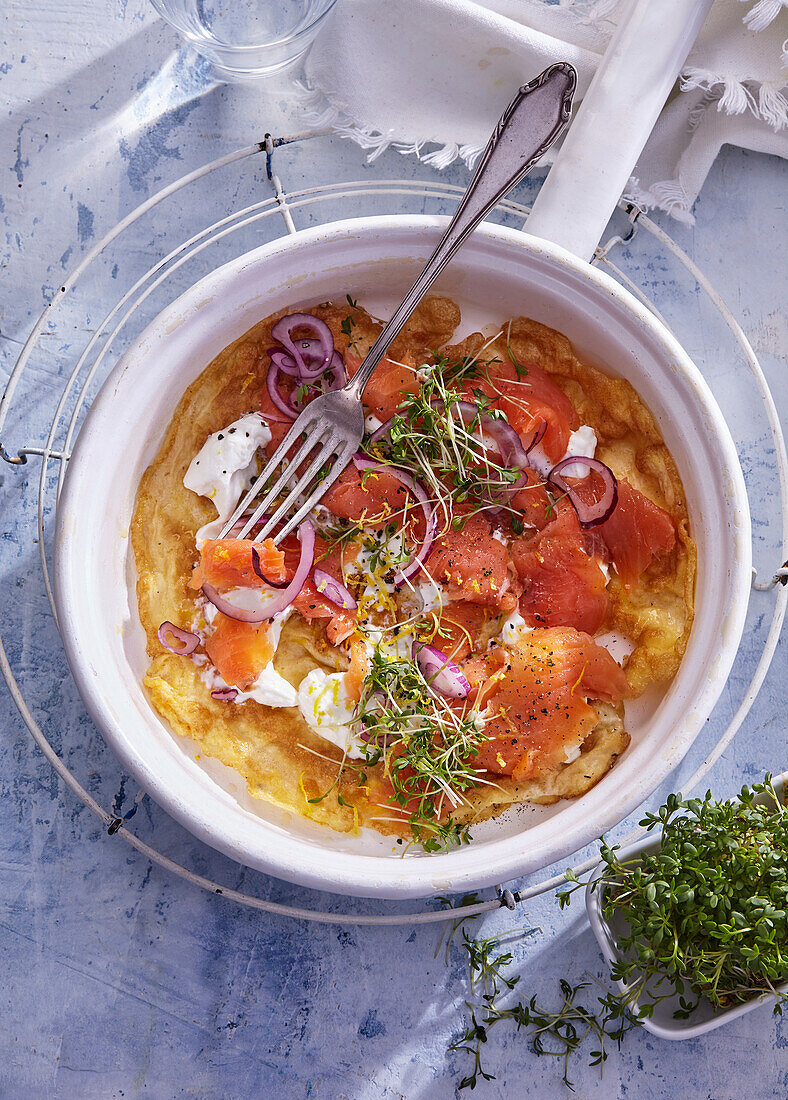 Omelette with smoked salmon and cottage cheese