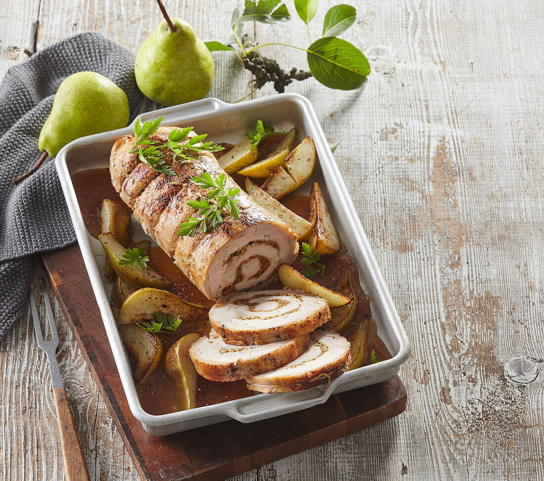 Schweinerollbraten mit gebackenen Birnen