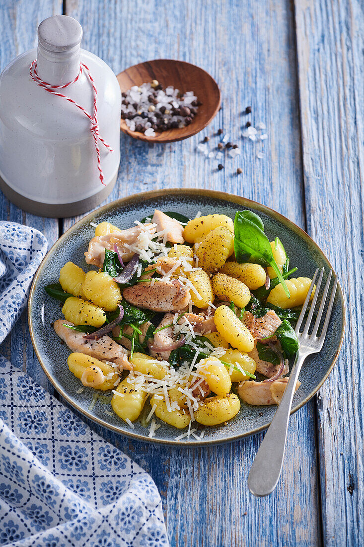 Potato gnocchi with spinach and turkey