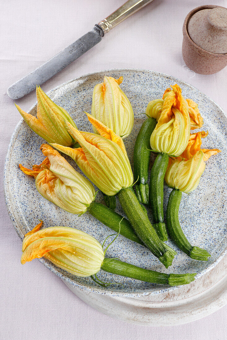 Frische Zucchiniblüten mit Mini-Zucchini