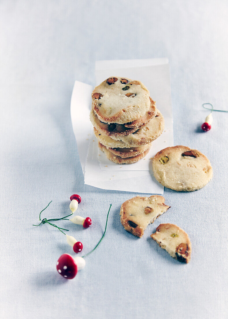 Pistazienplätzchen mit Weihnachtsdeko