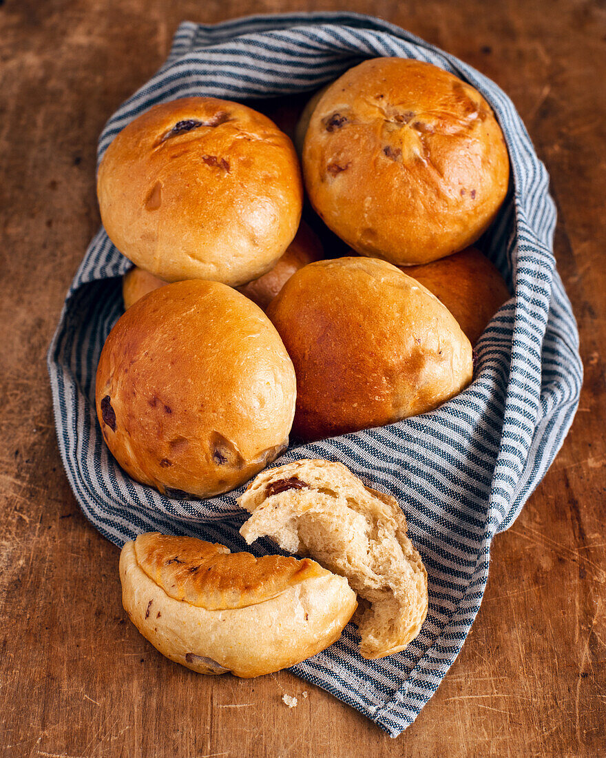 Milchteebrötchen mit Rosinen