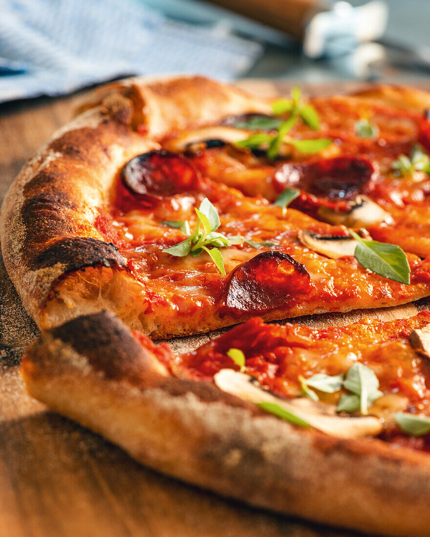 Pizza neapolitanischer Art mit Chorizo