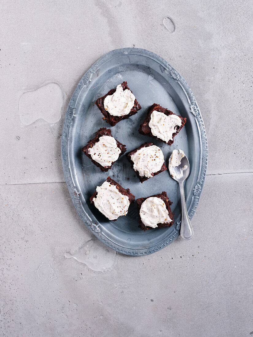 Vegane Brownies mit Chai-Frosting