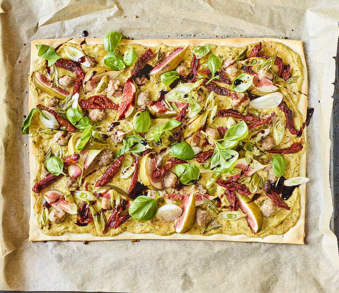 Schneller Flammkuchen 'Italia' mit Feigen und Salsiccia