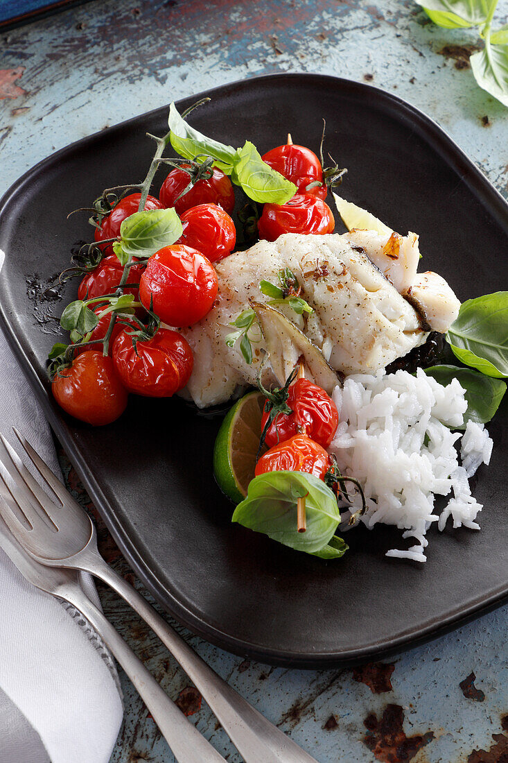 Gerolltes Kabeljaufilet mit Cherrytomaten