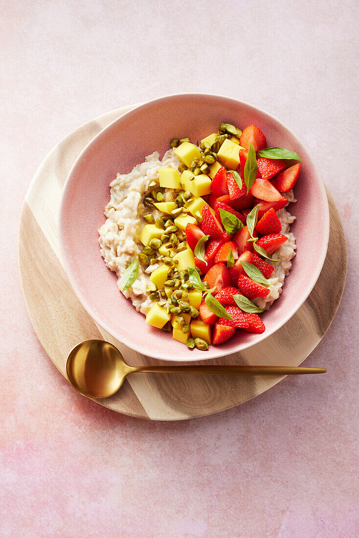 Porridge mit selbstgemachtem Reisdrink, Erdbeeren und Mango