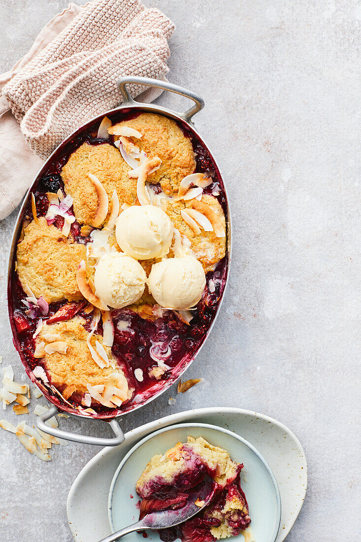 Beeren-Rhabarber-Kompott mit Kokosknödeln und Eis