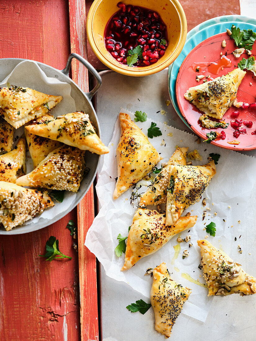 Gefüllte Burekas mit Garnelen, Kabeljaufilet, Babyspinat und Feta