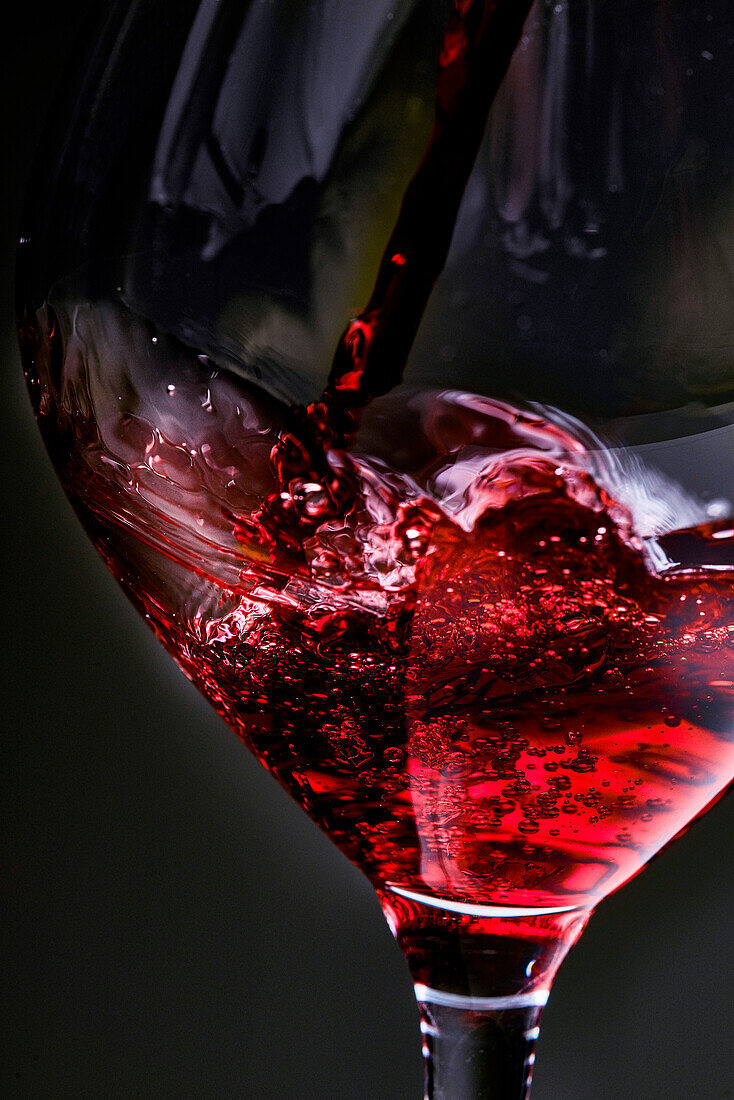 Rotwein einschenken (Close Up)