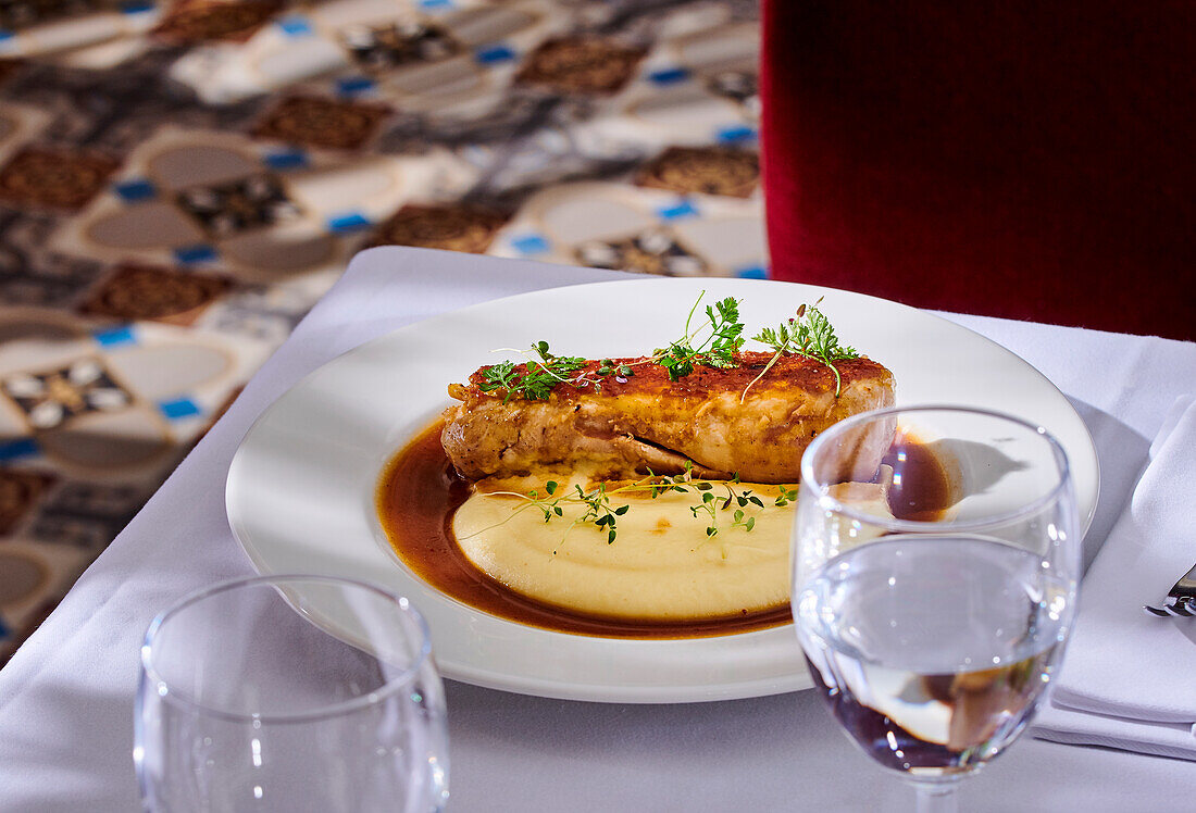 Gebratenes Hähnchen mit Kartoffelpüree