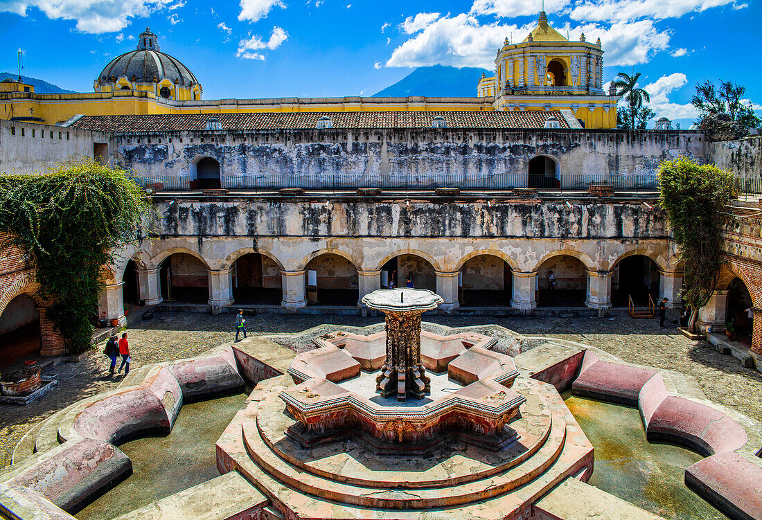 Innenhof und Brunnen der Kirche La Merced in Antigua, Guatemala, Mittelamerika