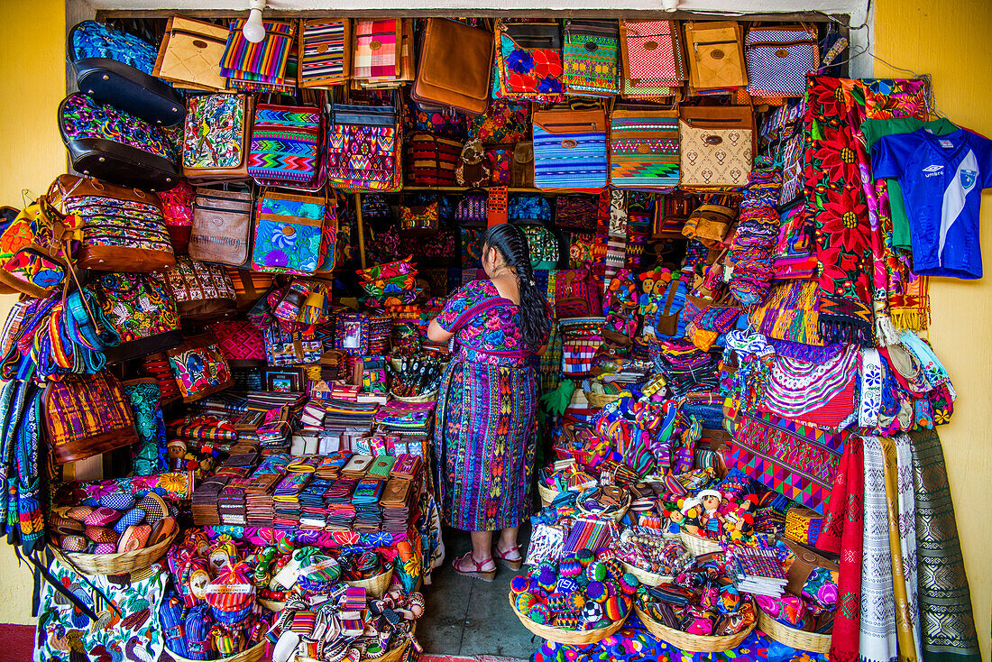 Bunte Stoffe an einem Marktstand, Altstadt, Antigua, Guatemala, Mittelamerika