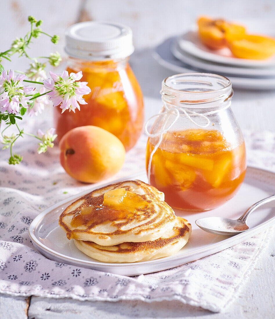 Aprikosenmarmelade mit Ananas und hausgemachten Pfannkuchen