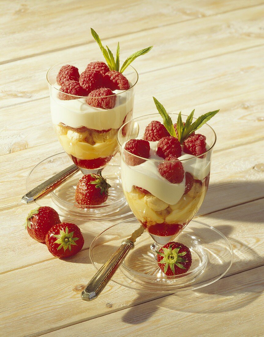 Trifle mit Him- & Erdbeeren, Amaretti, Pudding & Sahne