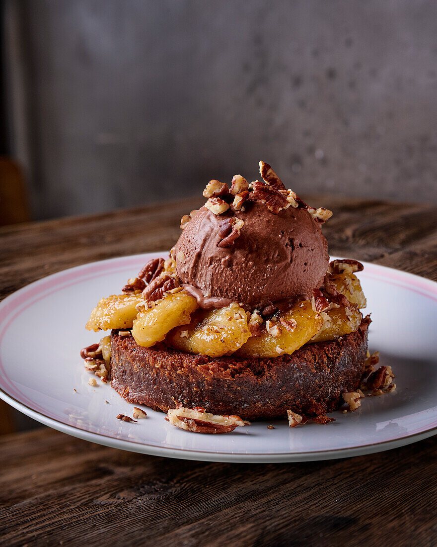 Schokolaenbrot mit karamellisierter Banane und Schokoeis