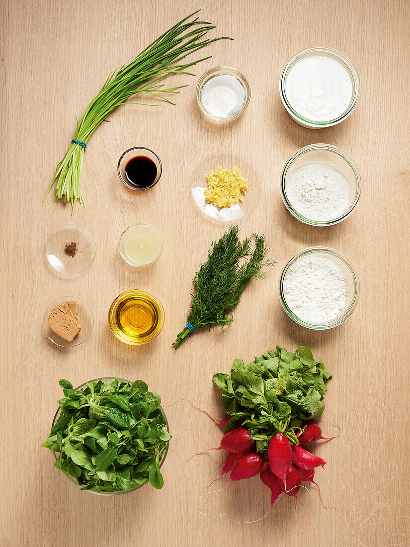 Ingredients for vegan blinis with lamb's lettuce and a 'yoghurt' dip