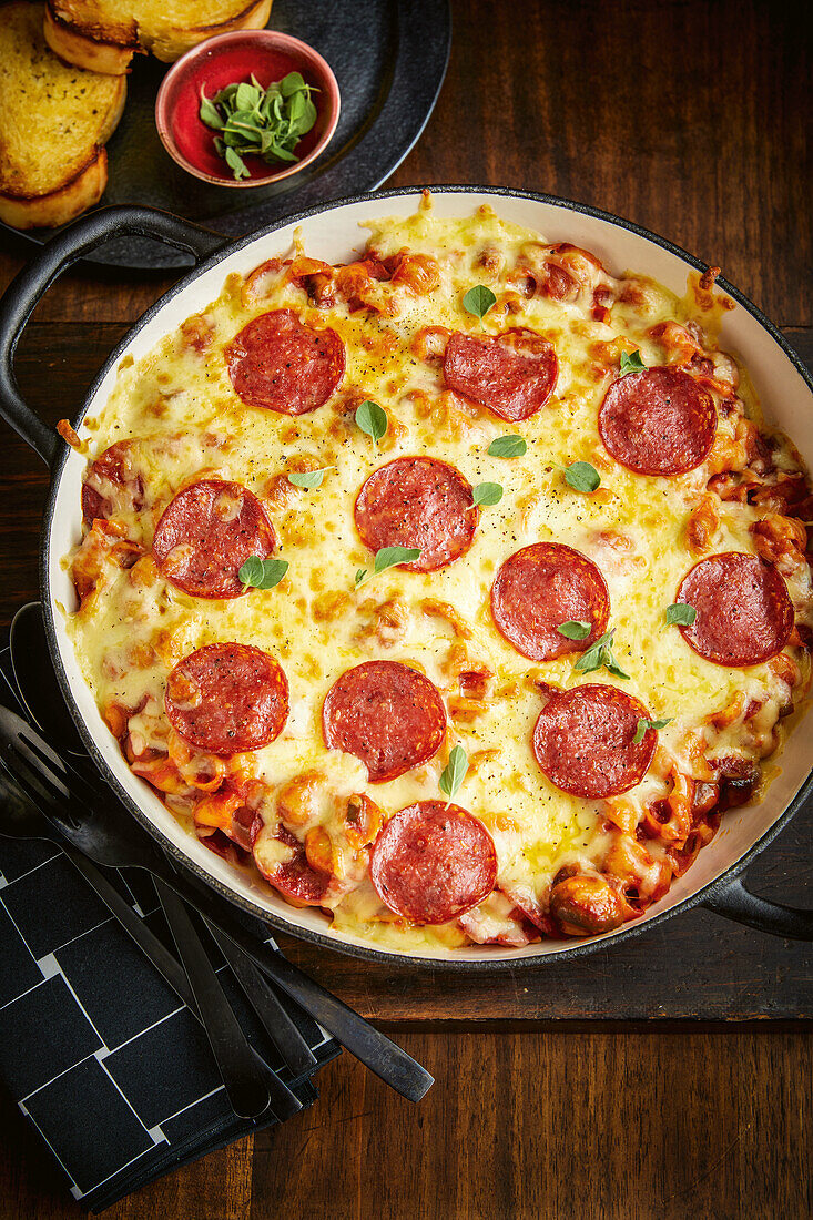 One-pot salami pizza pasta