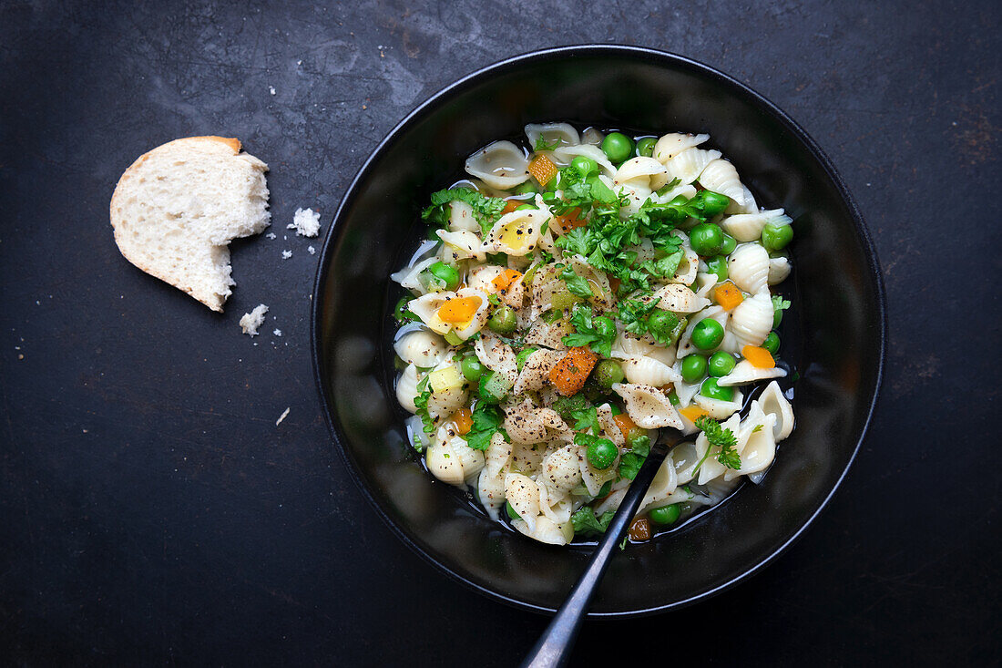 Vegane Nudelsuppe mit Gartengemüse