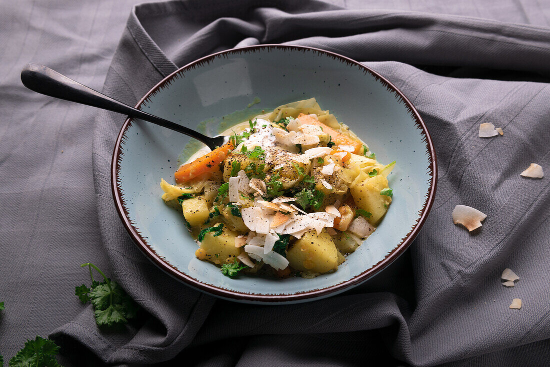 Veganes Spitzkohl-Kokos-Curry mit Kartoffeln, Karotten und Spinat