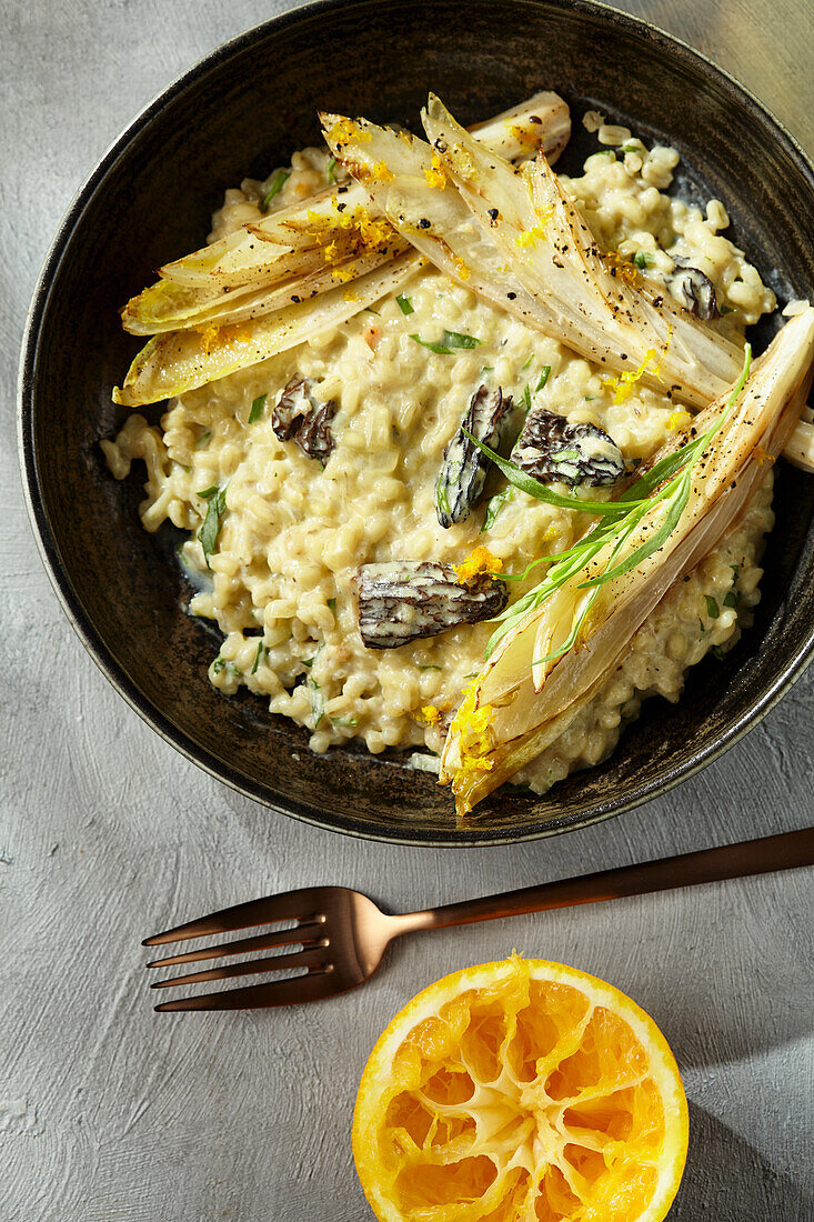 Graupen-Morchel-Risotto mit gebratenem Chicorée und Ricotta