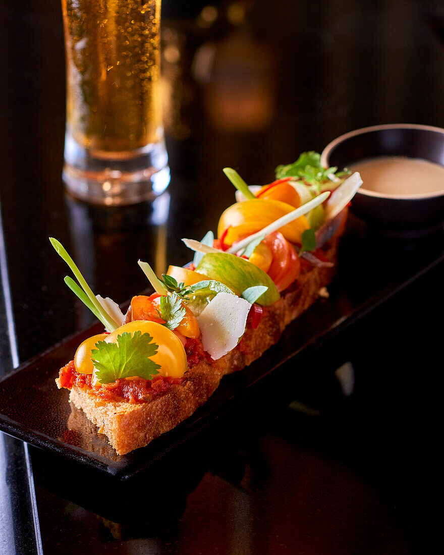 Bruschetta mit bunten Tomaten und Parmesan