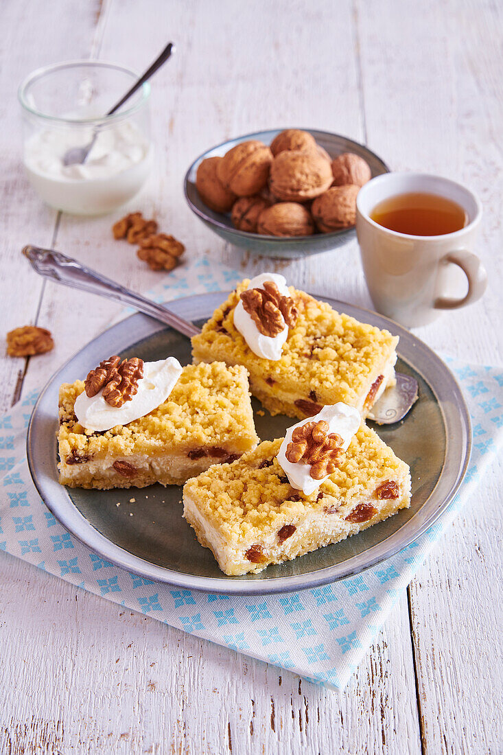 Crumble cake with quark filling and raisins