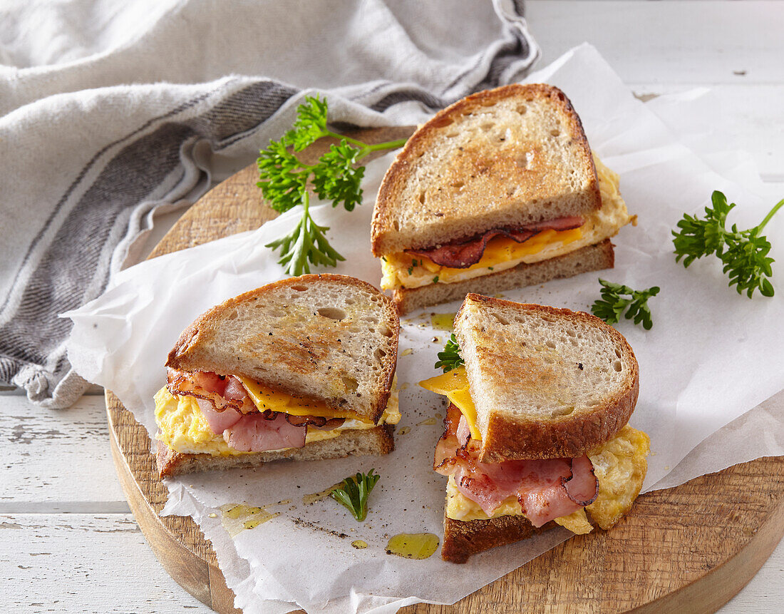 Sandwich mit gegrilltem Käse, Schinken und Ei
