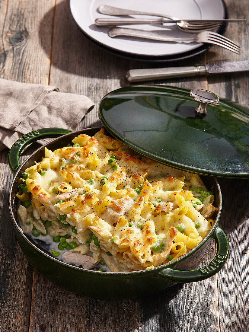 Baked pasta with chicken and green peas