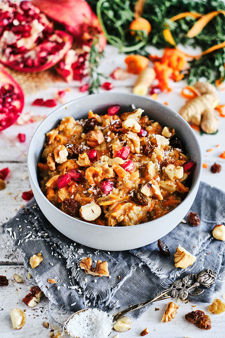 Oatmeal mit Karotten, Nüssen und Granatapfelkernen