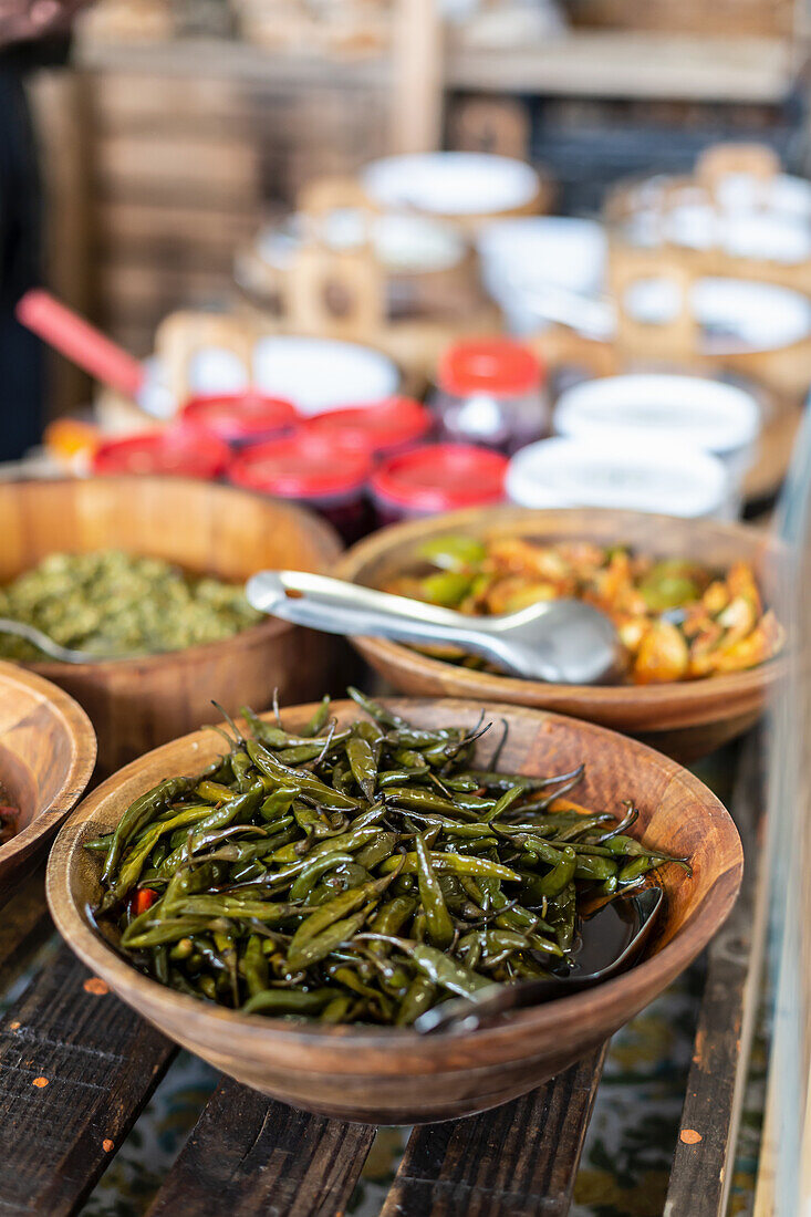 Eingelegtes Gemüse auf einem Bauernmarkt