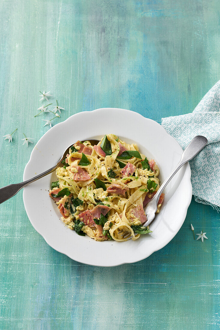 Ham noodles with wild garlic