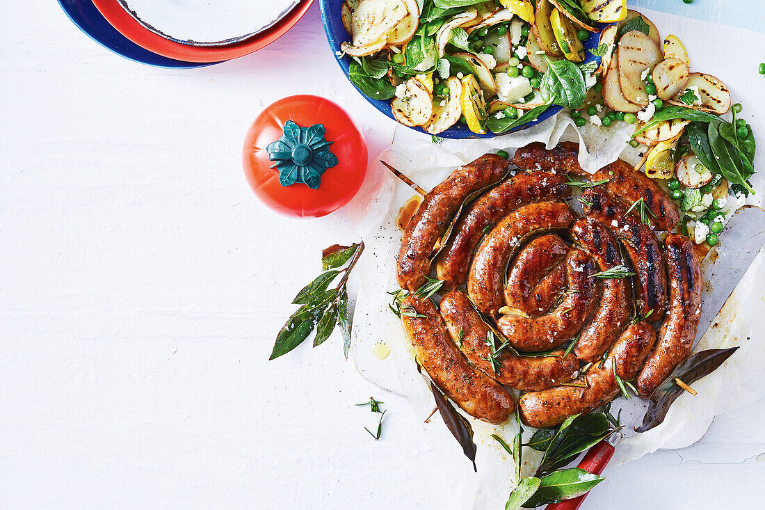 Lammwürstchen mit Ahronsirup mariniert, dazu Kartoffel-Erbsen-Minz-Salat