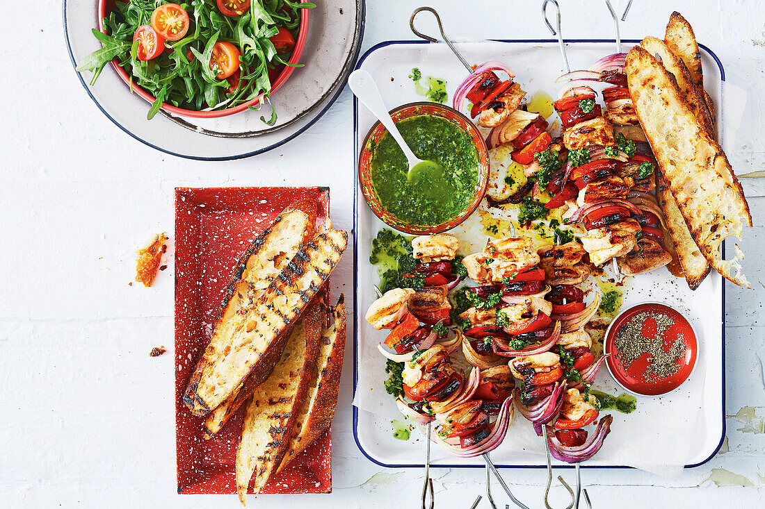 Hähnchen-Chorizo-Spieße mit Salsa Verde und Röstbrot