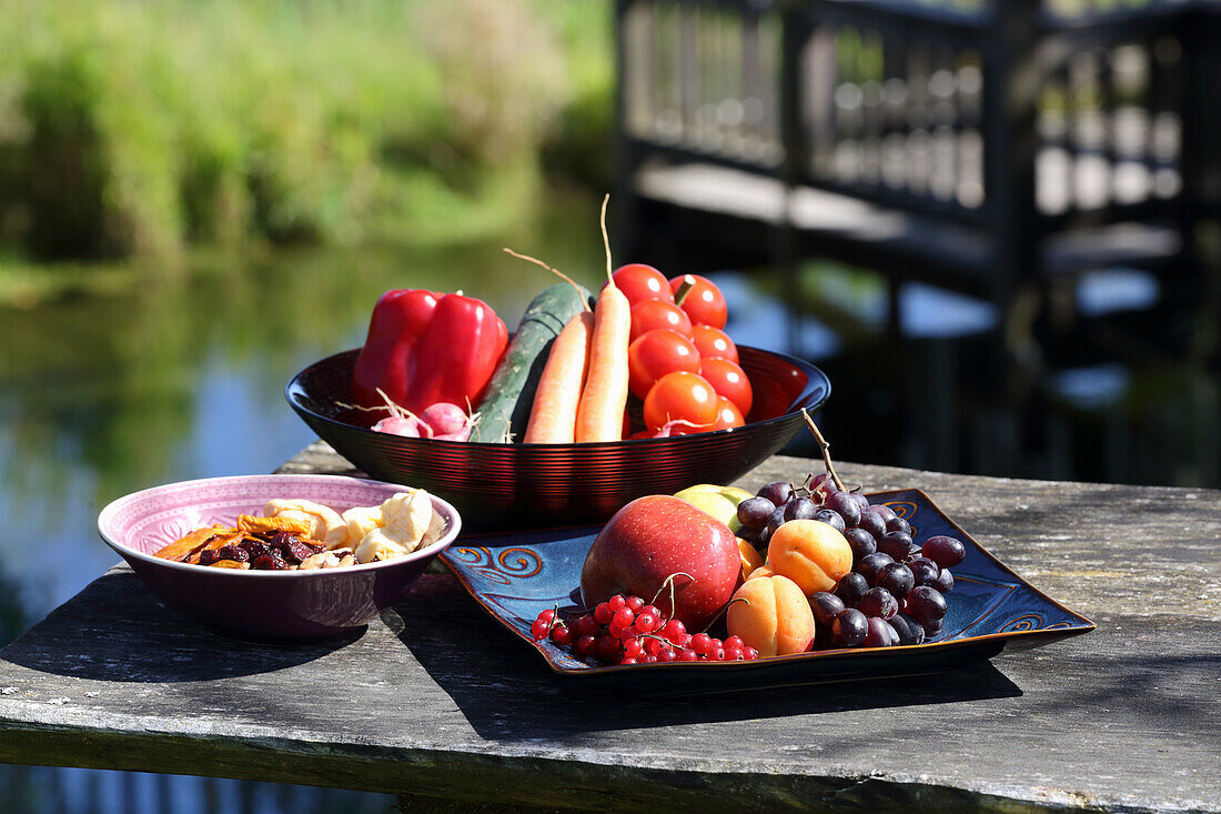 Frisches Obst und Gemüse auf Gartentisch