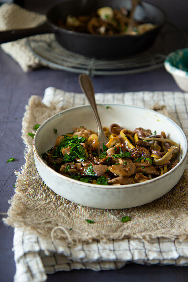 Hausgemachte Tagliatelle mit Champignons und Petersilie