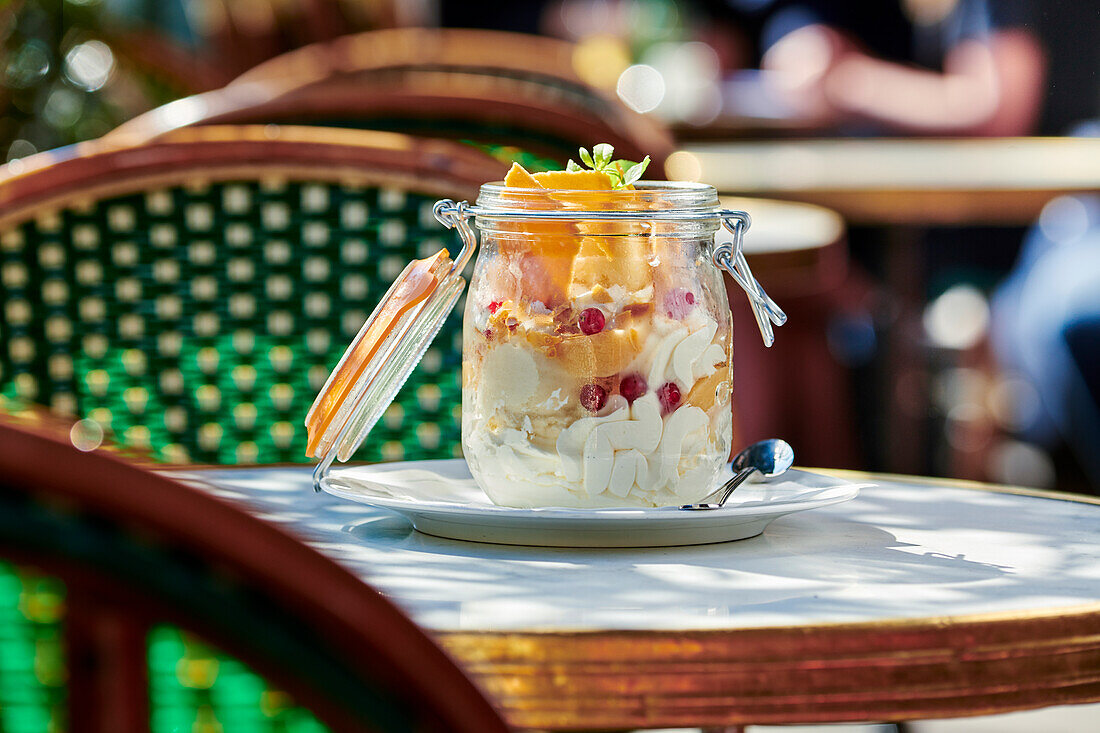 Pfirsich Melba in einem Glas