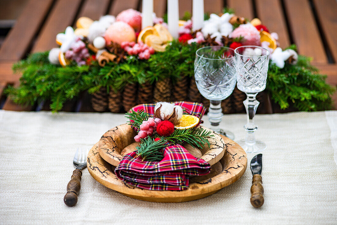 Holz-Gedeck mit kariertem Stoffserviette für festliches Weihnachtsessen