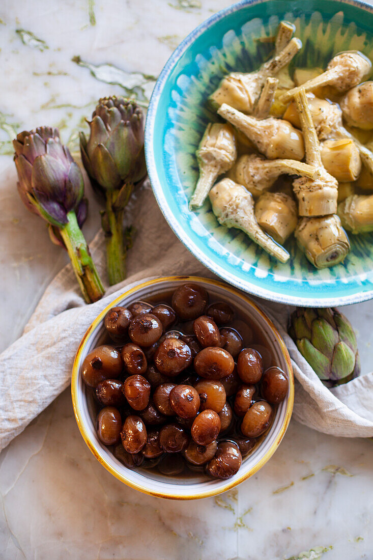 Artichokes marinated in olive oil and balsamic pearl onions