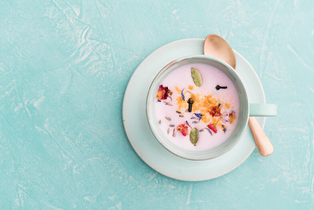 Moon Milk mit rote Bete Pulver, Nelken, Kardamom und Essblüten