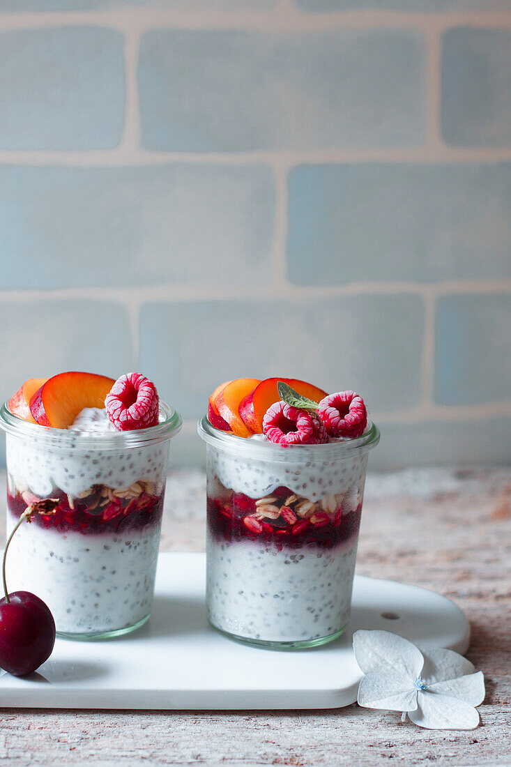 Schichtdesert mit Joghurt, Chiasamen und Früchten