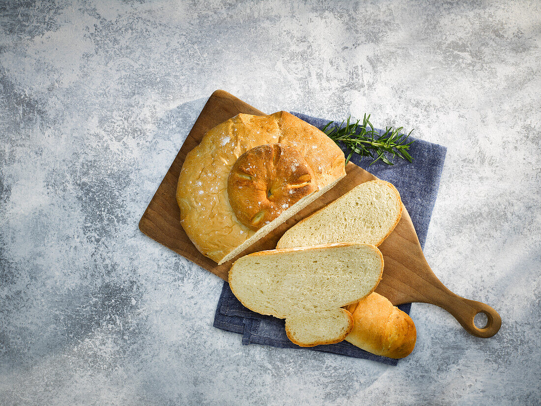 Landbrot, angeschnitten auf Holzbrett