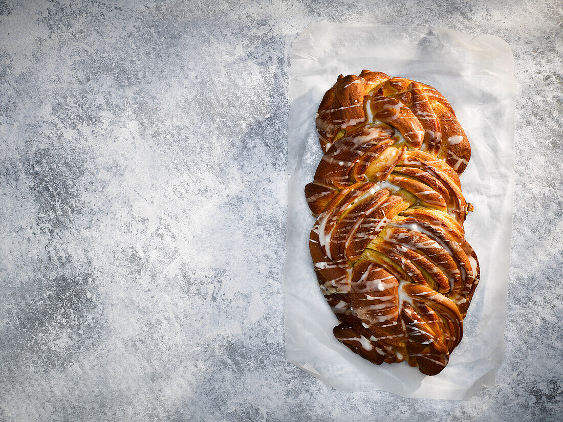Cinnamon braid made from puff pastry