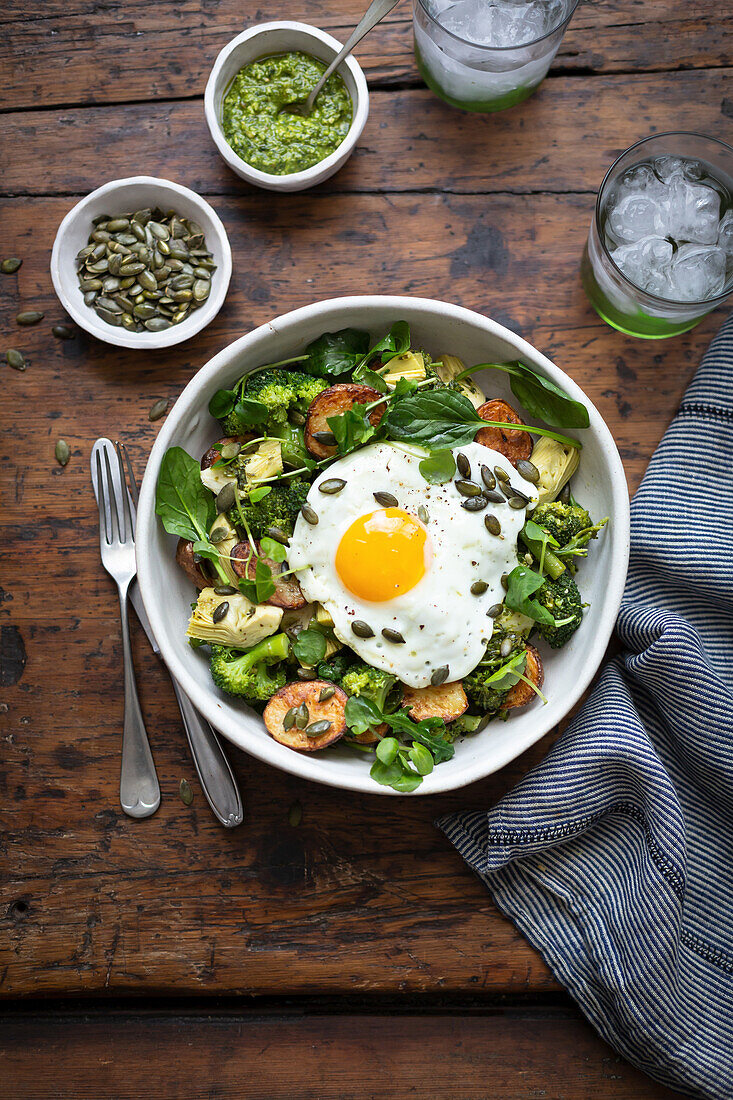 Warmer Kartoffelsalat mit Brokkoli Artischocken und Spiegelei und Pesto