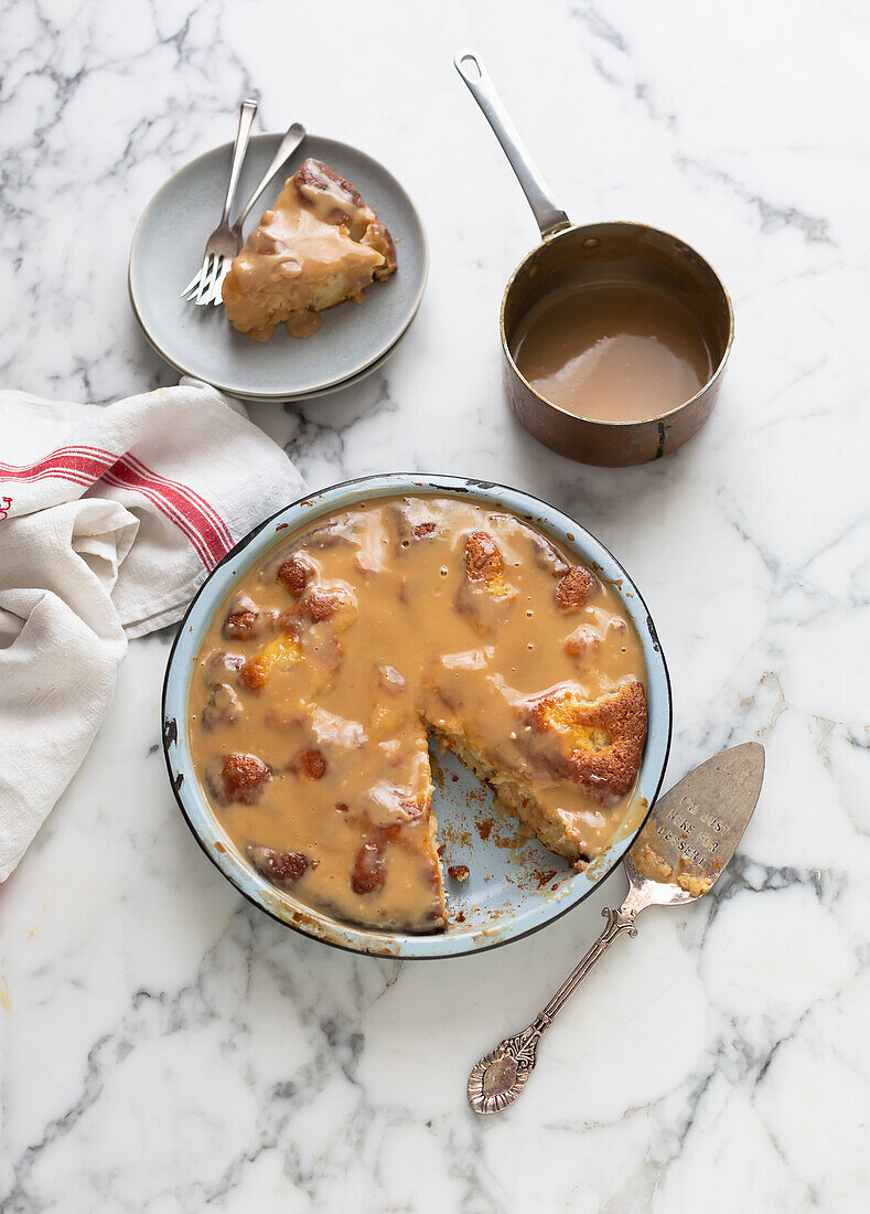 Kuchen mit Karamellsauce